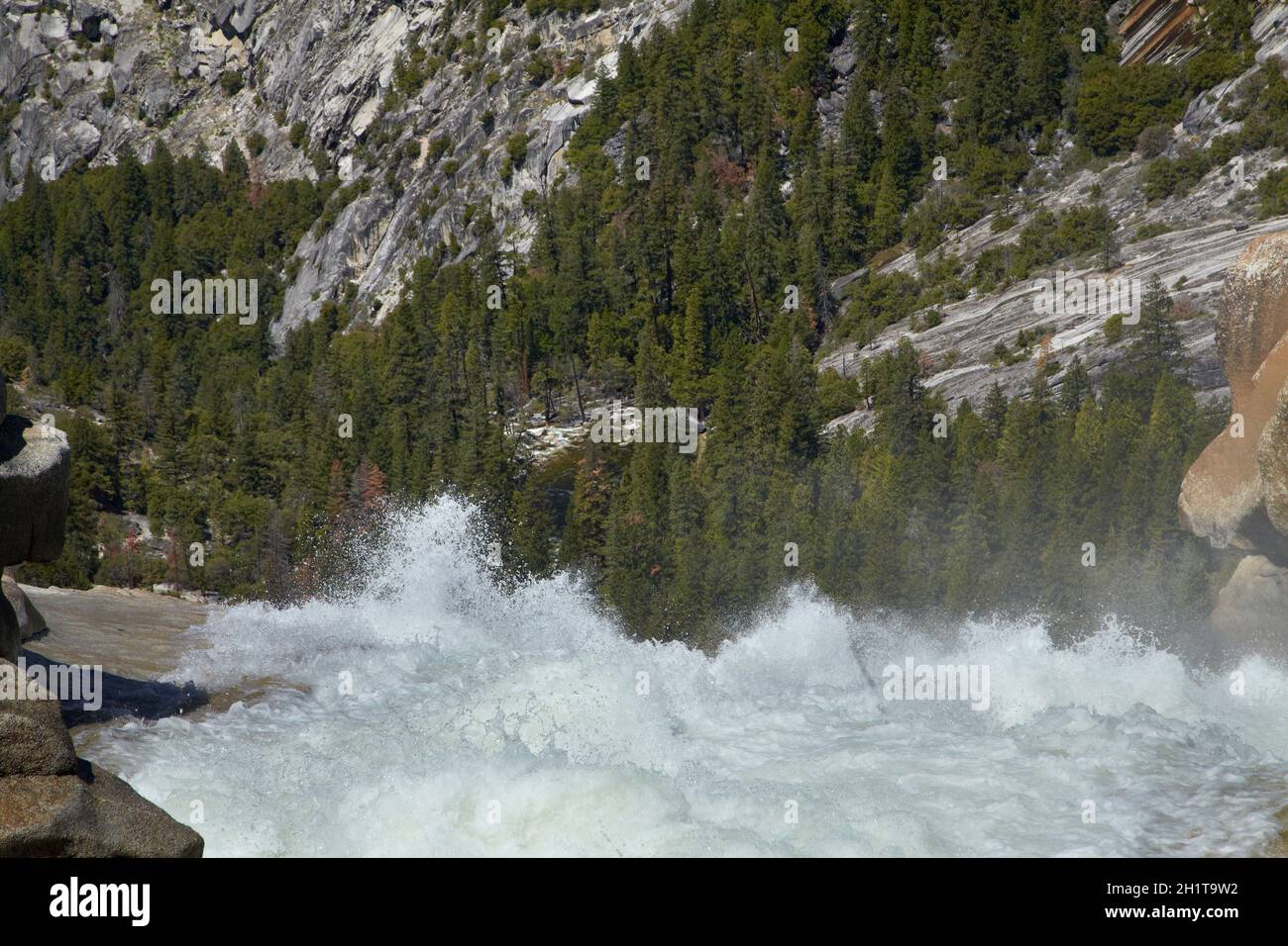 Merced River stürzt über Nevada fallen, der Nebel Trail, Yosemite-Nationalpark, Kalifornien, USA Stockfoto