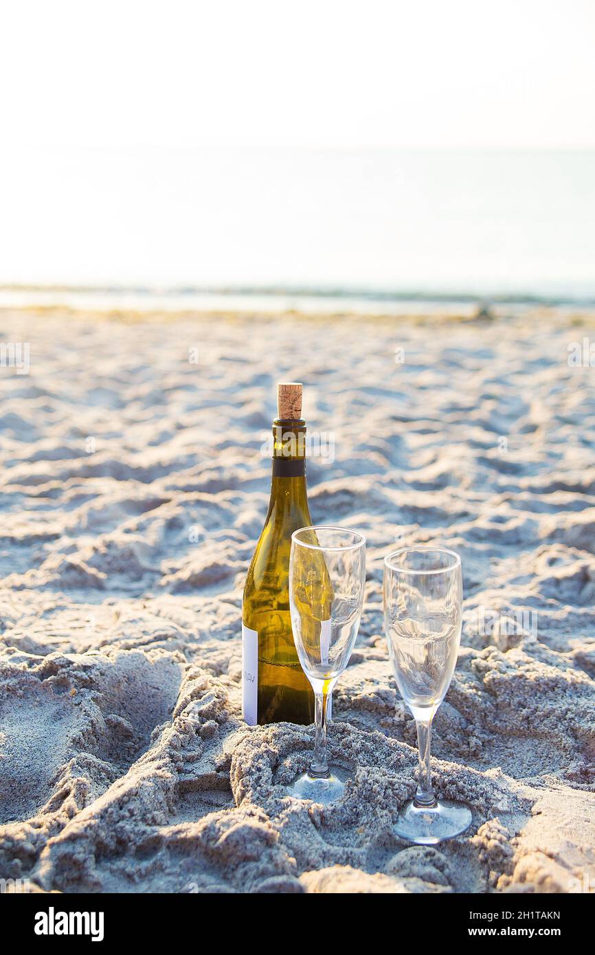 Wein und Gläser in den Sand auf den Strand Stockfoto