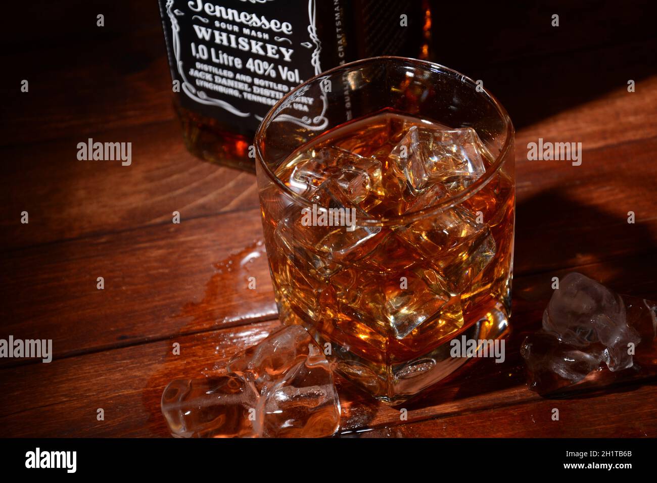 Netanya, Israel - 30. Januar 2021: Jack Daniel's, eine Marke von amerikanischem Whiskey, produziert von der Jack Daniel Distillery. Ein Glas Whiskey und Eis. Stockfoto