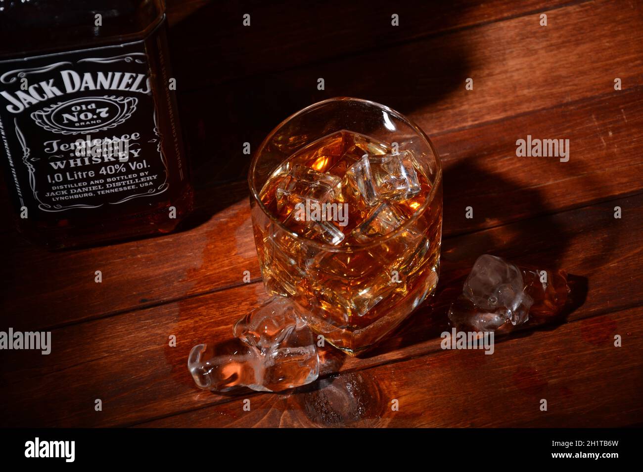 Netanya, Israel - 30. Januar 2021: Jack Daniel's, eine Marke von amerikanischem Whiskey, produziert von der Jack Daniel Distillery. Ein Glas Whiskey und Eis. Stockfoto