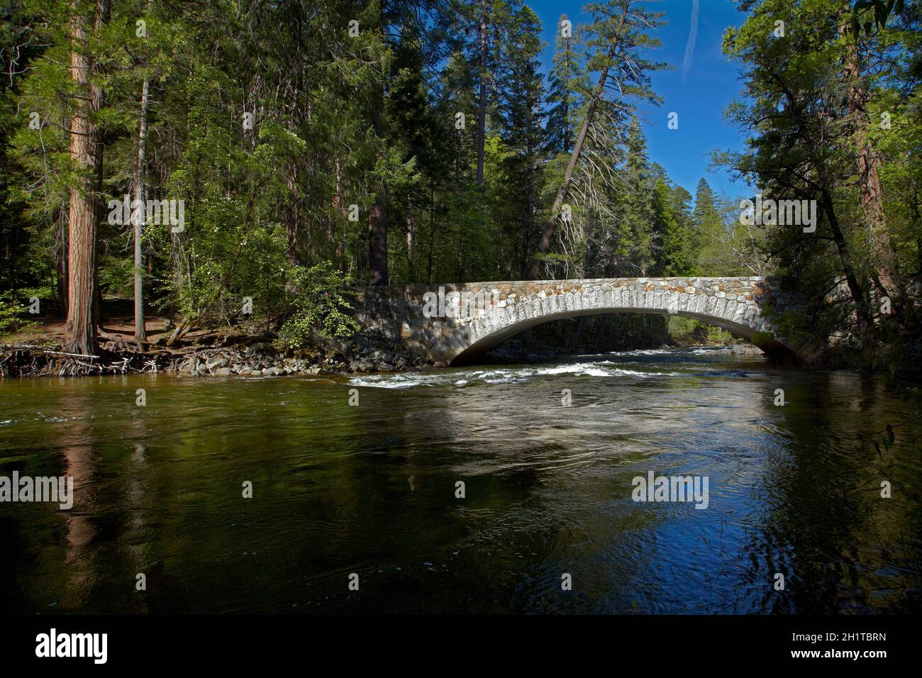 Pohono Bridge über den Merced River, Yosemite Valley, Yosemite National Park, California, USA. Stockfoto