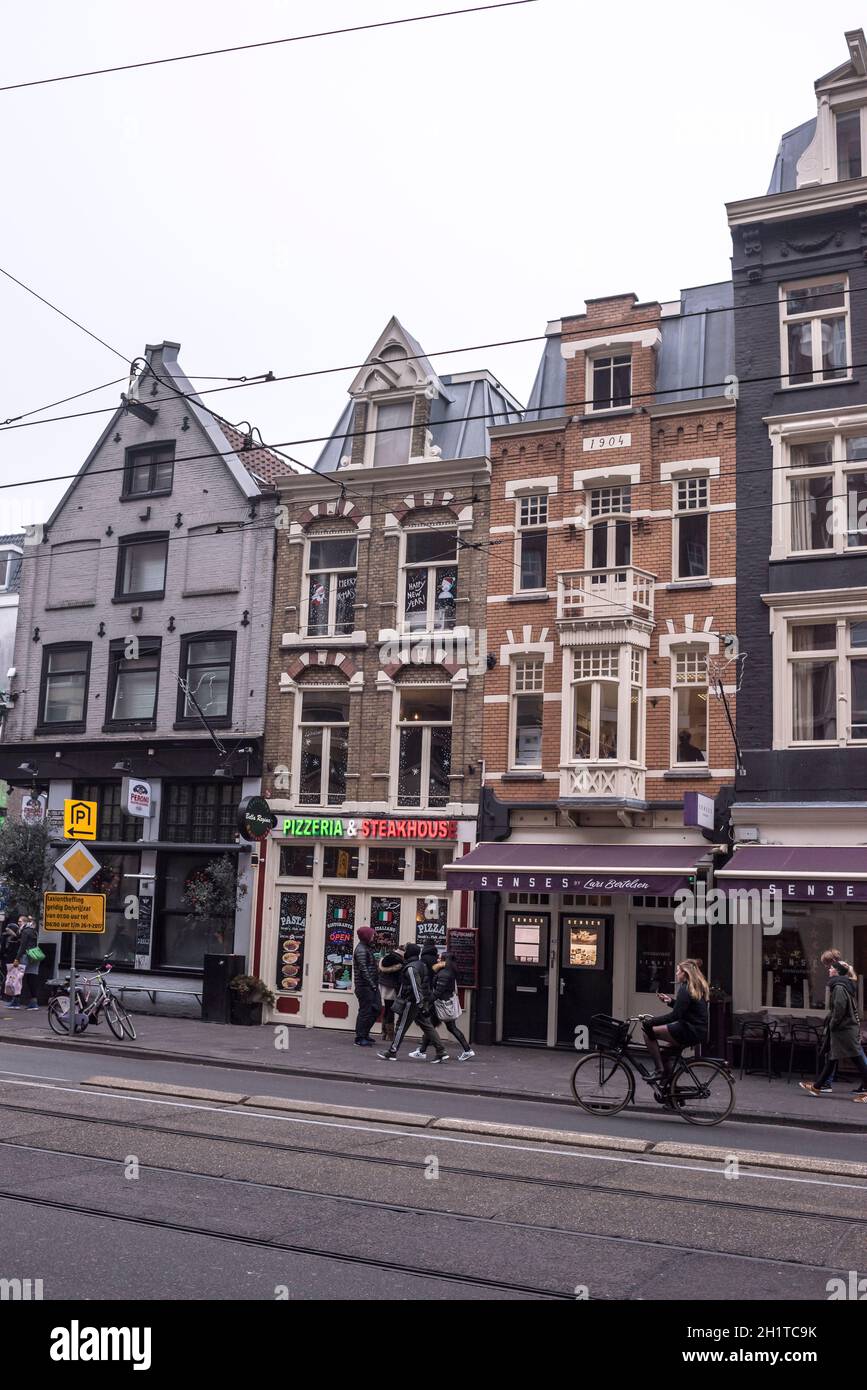 Amsterdam, Niederlande-Dezember 30, 2016: zu Fuß auf der Straße Menschen und Fahrzeugen Stockfoto