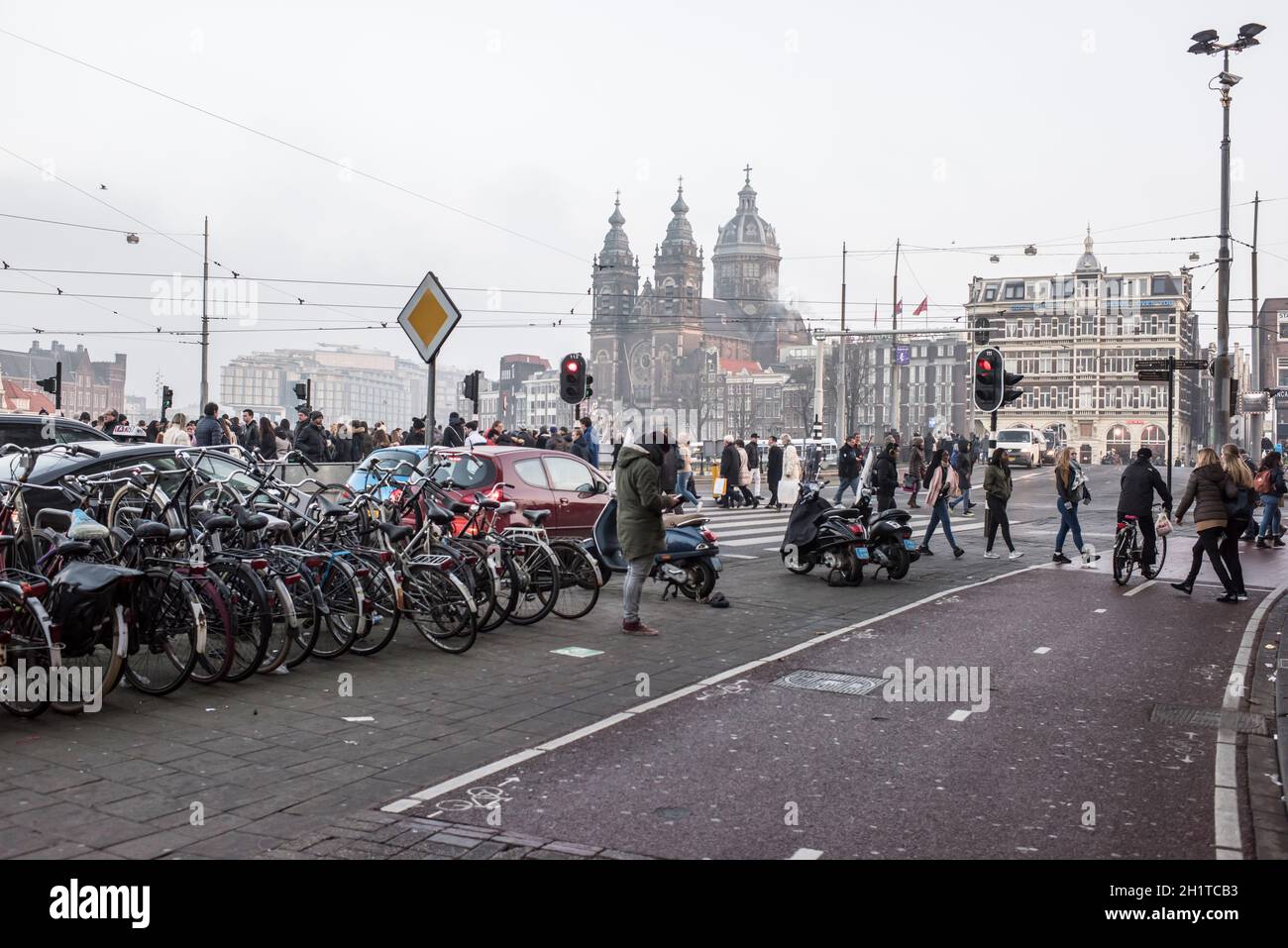 Amsterdam, Niederlande-Dezember 30, 2016: zu Fuß auf der Straße Menschen und Fahrzeugen Stockfoto