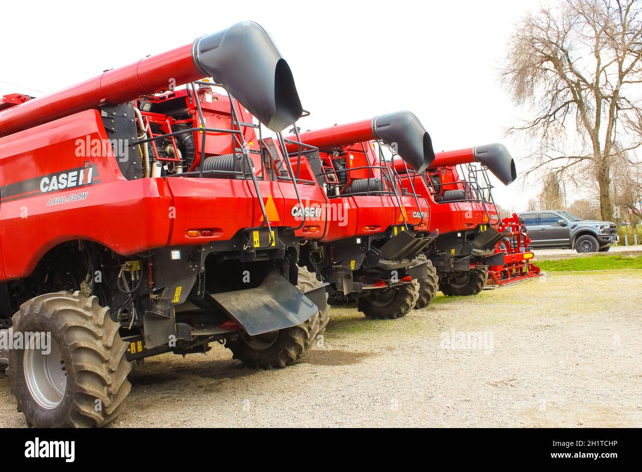 Kiew, Ukraine - 16. Juni 2020: Modern Axial-Flow 7140 von Case IH Combine auf der Straße in Kiew, Ukraine, am 16. Juni 2020 Stockfoto