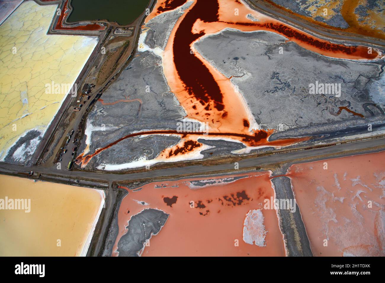 Bunten Algen in Salz Verdampfung Teichen, Redwood City, San Francisco Bay, San Francisco, Kalifornien, USA - Antenne Stockfoto