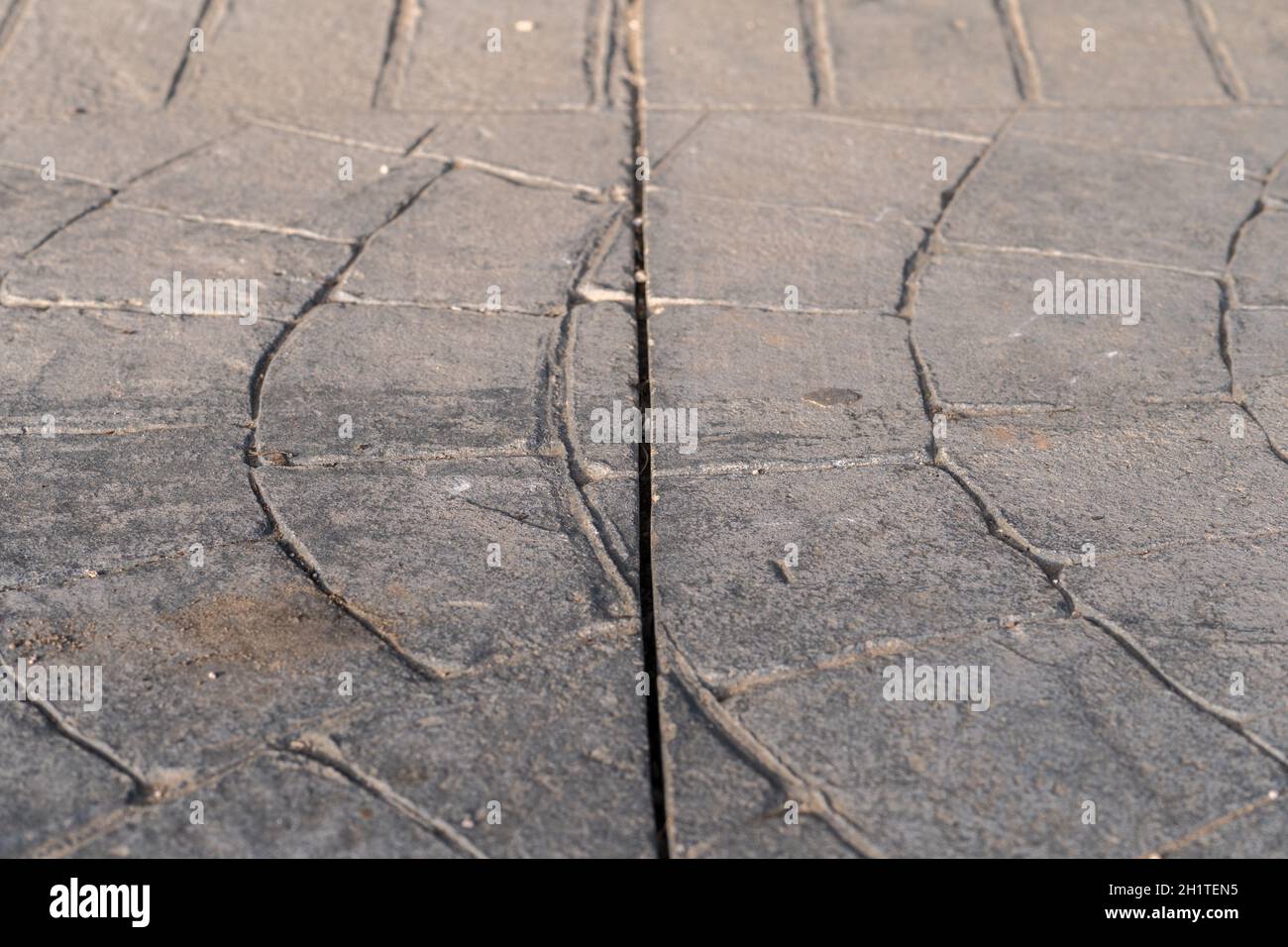 Expansion Joint Dilatation auf Oberflächen von gestempelten Betonböden Bürgersteig im Freien, Aussehen Farben und Texturen von Pflasterstein auf Zement Stockfoto