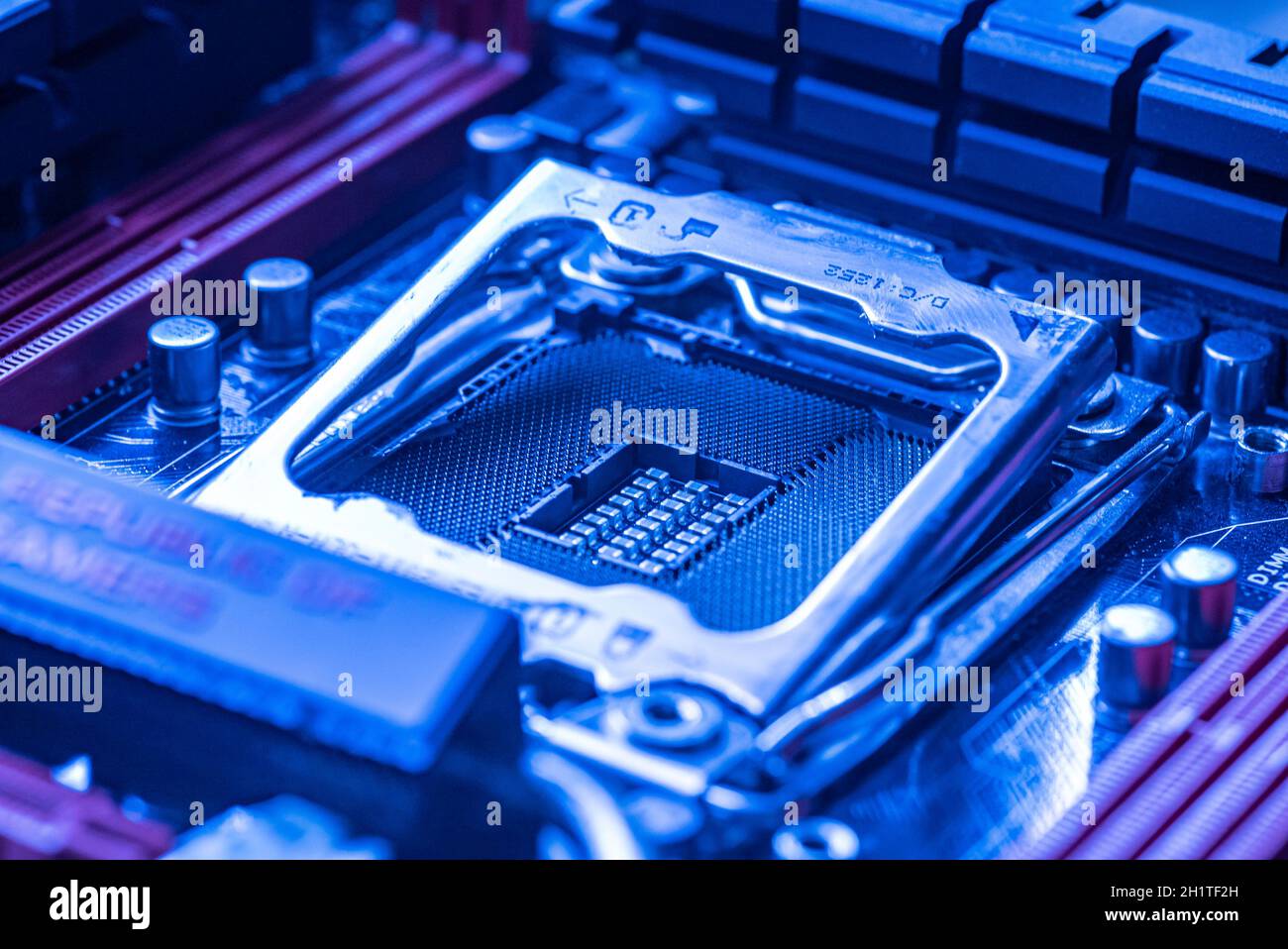 LOS ANGELES, USA 25. APRIL 2021: Detail eines CPU-Sockels in einem Motherboard eines Gaming-pcs im Blaulicht Stockfoto