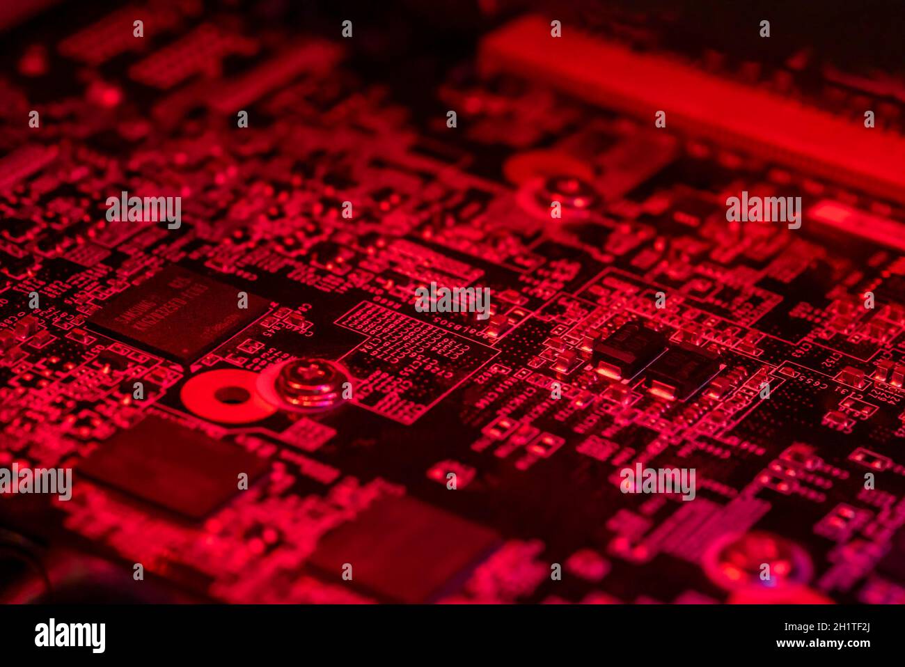 LOS ANGELES, USA 25. APRIL 2021: Elektronische Bauteile in einer Platine Stockfoto
