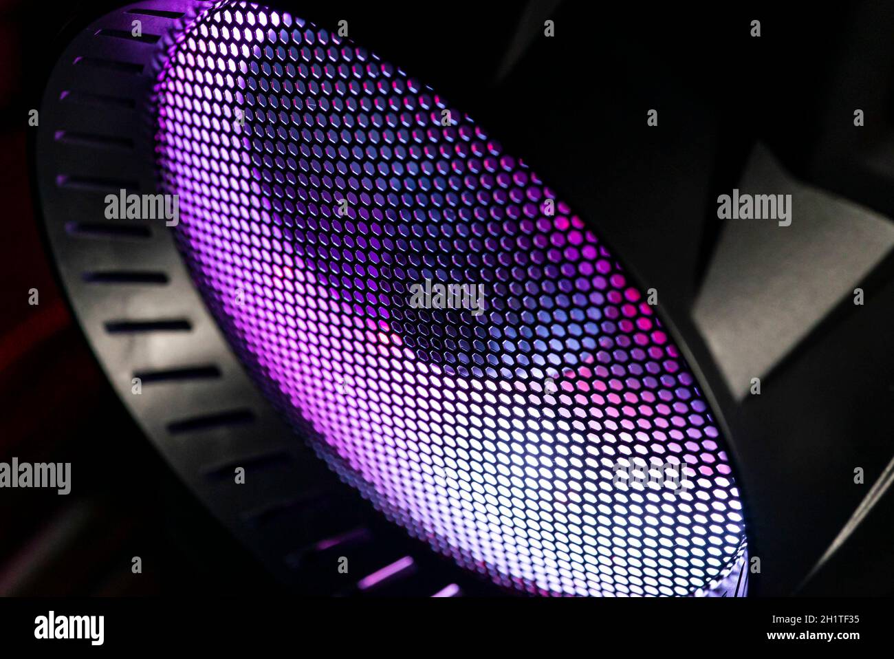 Detail des Gehäuses eines Gaming-pcs mit Lüfter Beleuchtet durch rgb-LED und Schutznetz Stockfoto