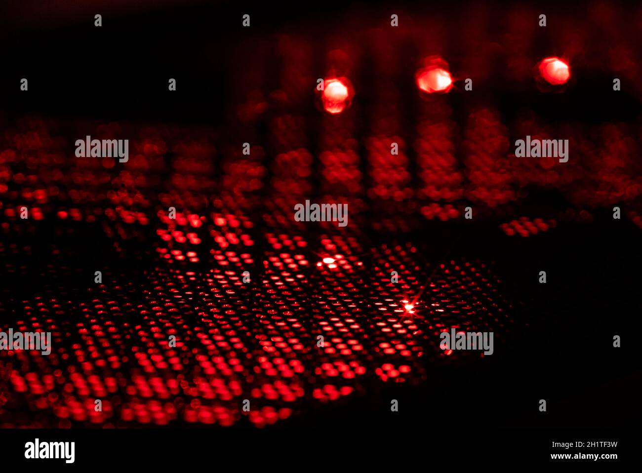 Detail des Gehäuses eines Gaming-pcs mit Lüfter Beleuchtet durch rgb-LED und Schutznetz Stockfoto