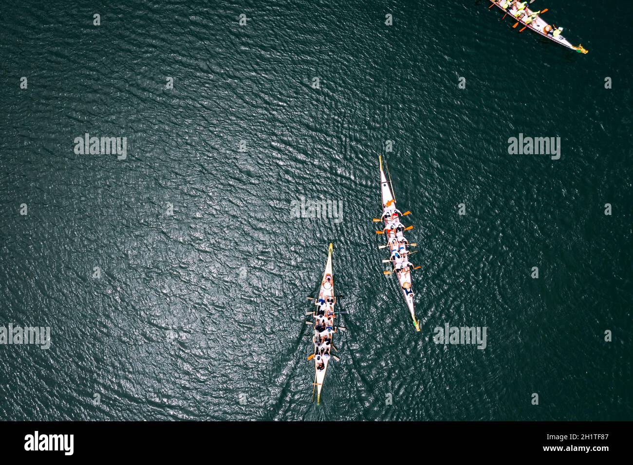 Blick von oben auf Drachenbootrennen auf einem See Stockfoto