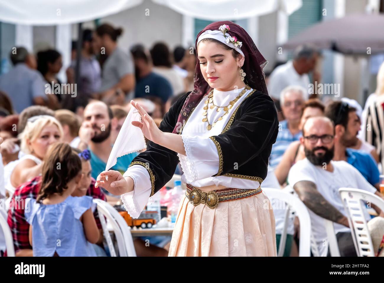 ARSOS, ZYPERN - 30. SEPTEMBER 2018: Volkstänzer in Nationaltrachten während des 'Palouze' Festivals im Dorf Arsos. Limassol District, Zypern Stockfoto