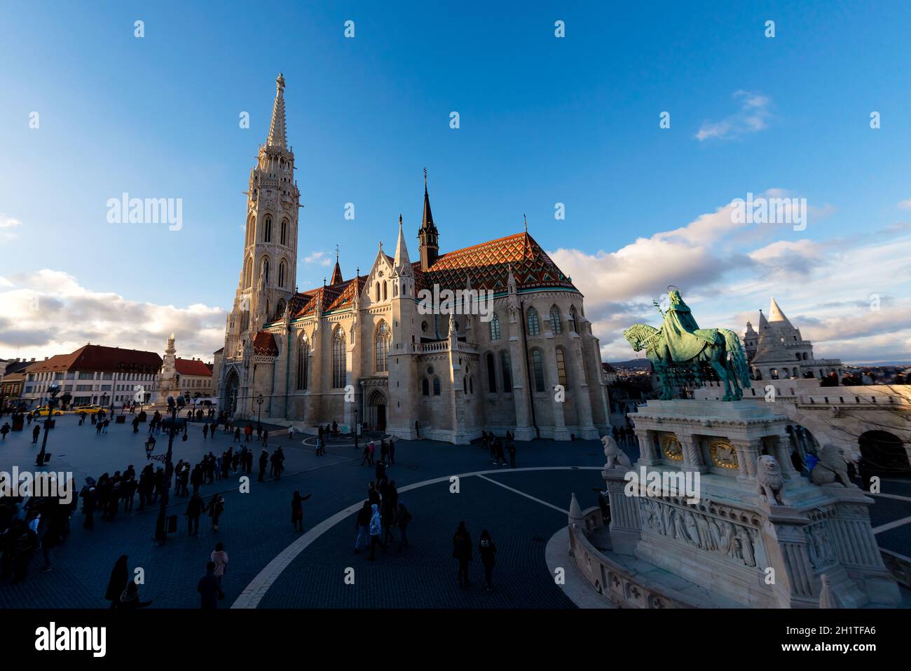 Blick auf die Matthias Kirche vor der Fischerbastion. Ungarn, Budapest Stockfoto