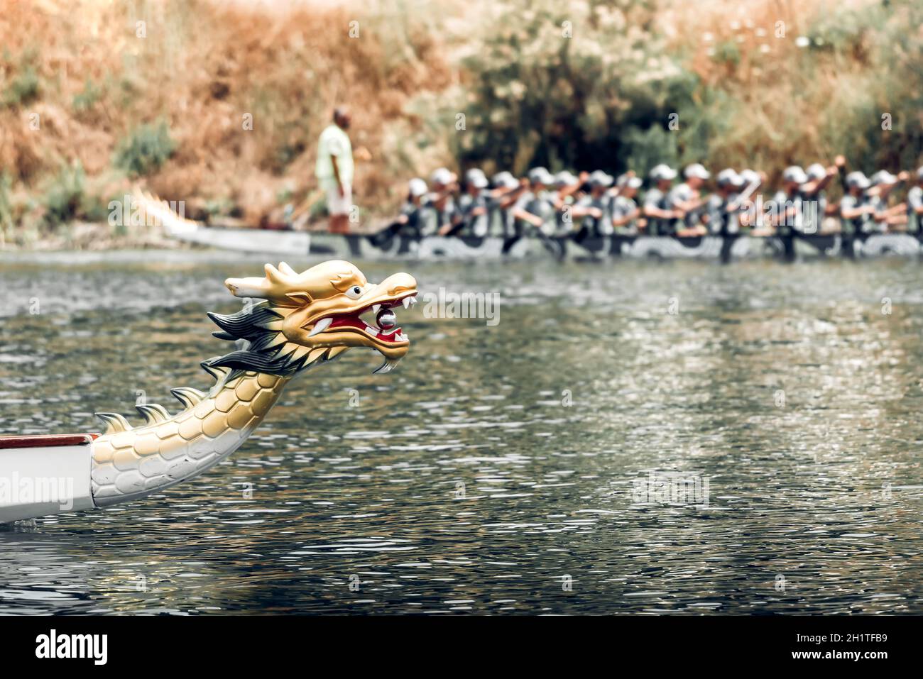 Nahaufnahme eines Drachenbootkopfes während traditioneller Drachenbootrennbahnen Stockfoto