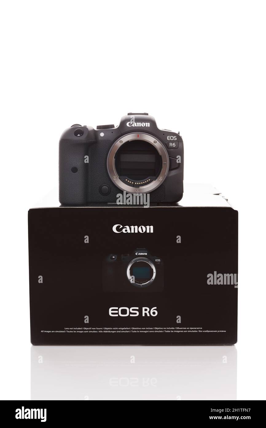 BRATISLAVA, SLOWAKEI - 10. April 2021: Canon EOS R6 Mirrorlose Vollformatkamera mit Originalbox isoliert auf weißem Hintergrund. Stockfoto