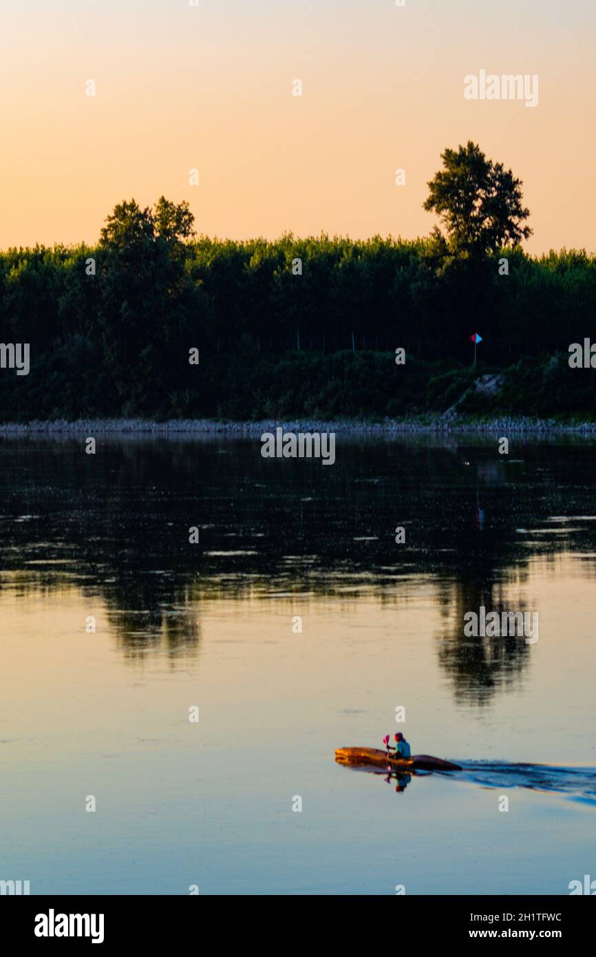 Po River Kajakfahren bei italienischem Sonnenuntergang im Sommer. Hochwertige Fotos Stockfoto