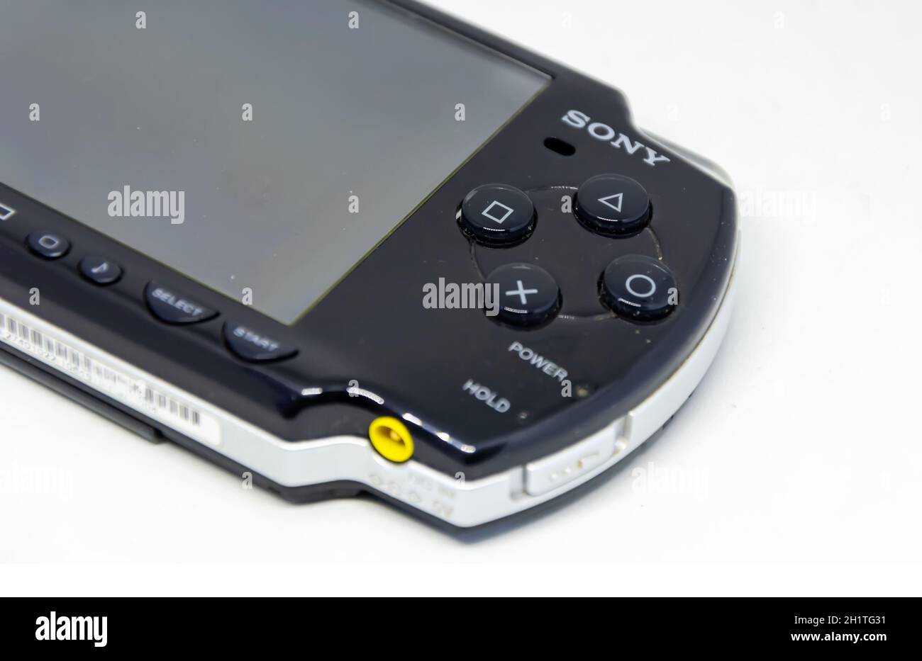 Rom, Italien, 9. April 2021: Seitenansicht einer Sony PlayStation Portable (PSP). PSP ist eine von Sony entwickelte und vermarktete Handheld-Spielekonsole. Mobile ent Stockfoto