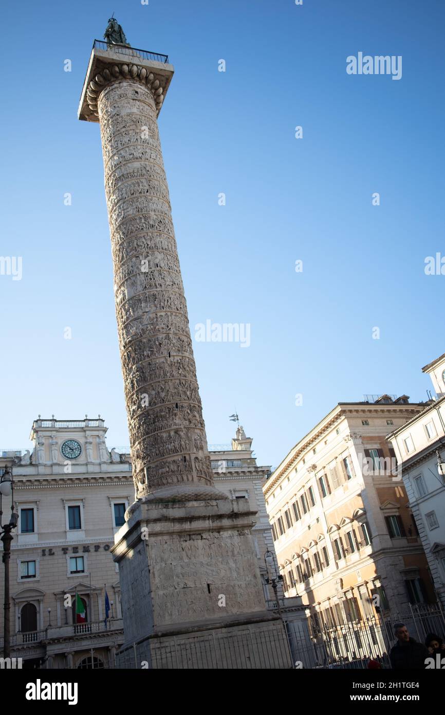 Säule von Marcus Aurelius A auf der Piazza Colonna. Rom, Italien. Hochwertige Fotos Stockfoto