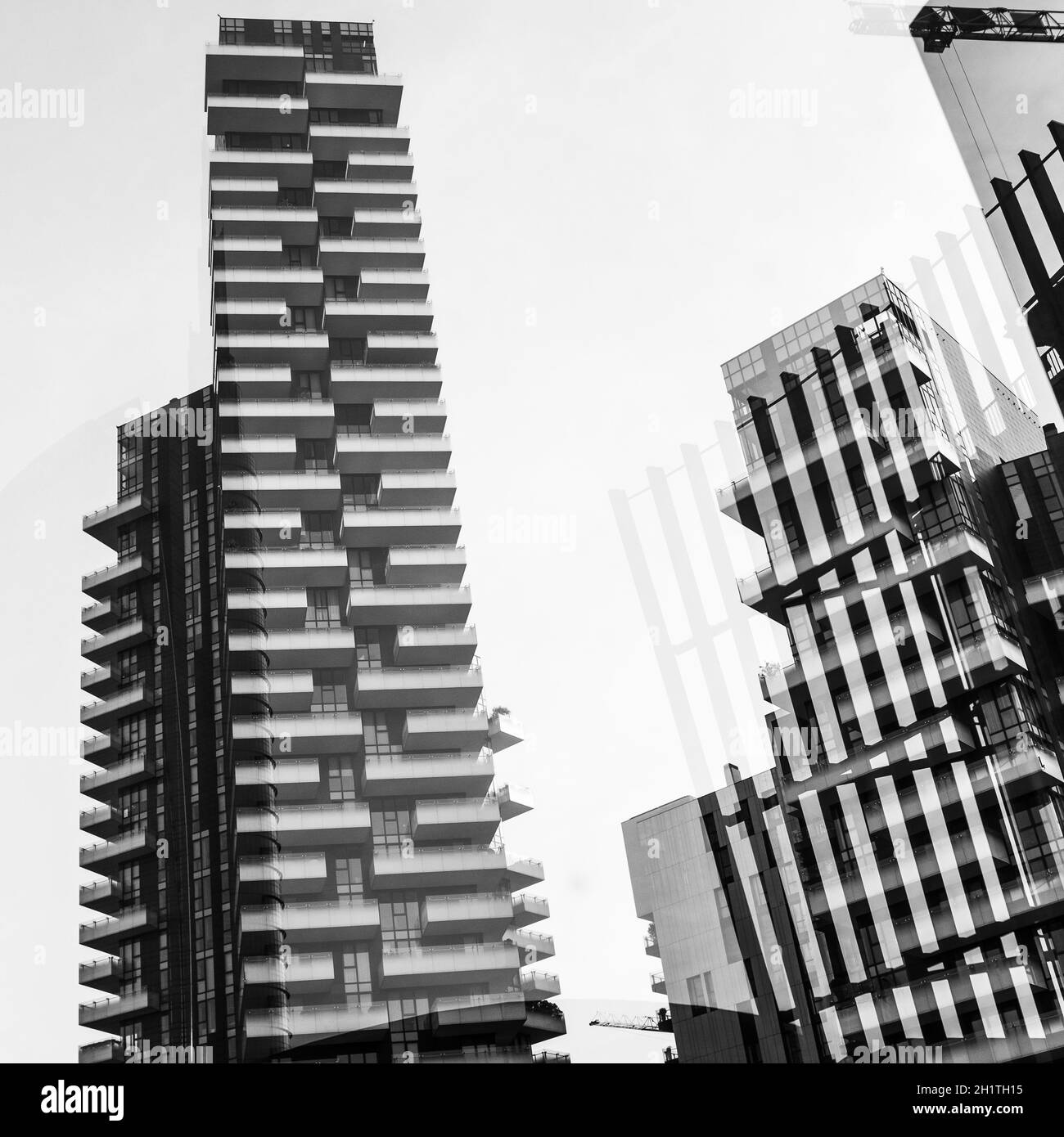 Abstrakter architektonischer Hintergrund, der den Solaria Tower Komplex, Porta Nuova Viertel in Mailand, Italien, zeigt. Geometrische Formen und Reflexionen Glaswind Stockfoto