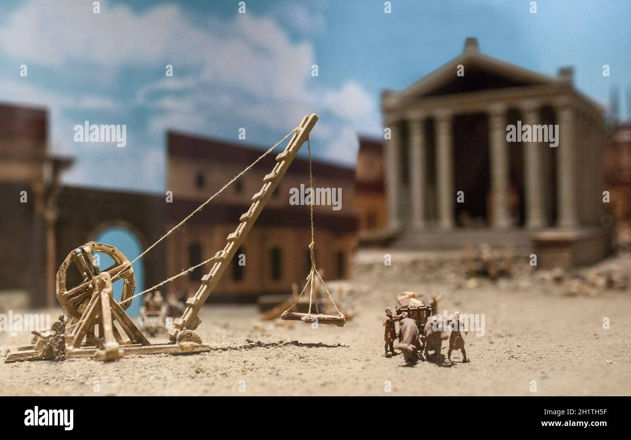 Laufradkran auf der Baustelle des römischen Tempels von Diana. Merida, Extremadura, Spanien. Am besten erhaltener römischer Tempel in Spanien Stockfoto