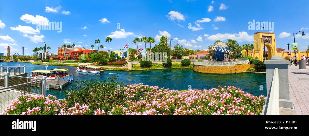 Orlando, USA - 8. Mai 2018: Das Panorama des Universal City Walk in der Nähe des Eingangs zum Themenpark der Universal Studios mit großen drehbaren Universal Lo Stockfoto