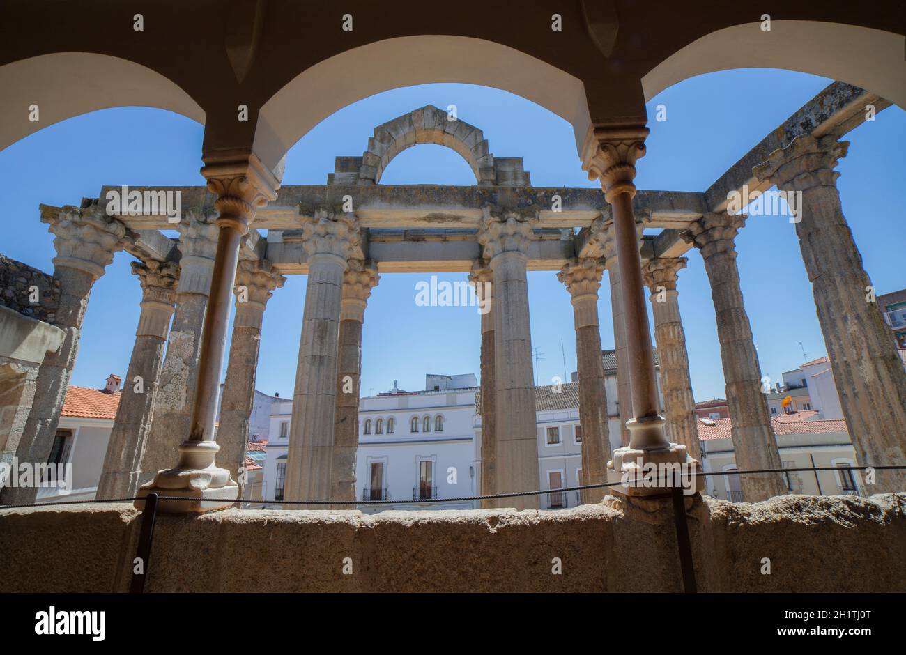 Merida, Spanien - 17. April 2021: Tempel der Diana von der oberen Etage des Interpretationszentrums aus gesehen, Merida, Extremadura, Spanien. Besterhaltener römischer Tempel Stockfoto