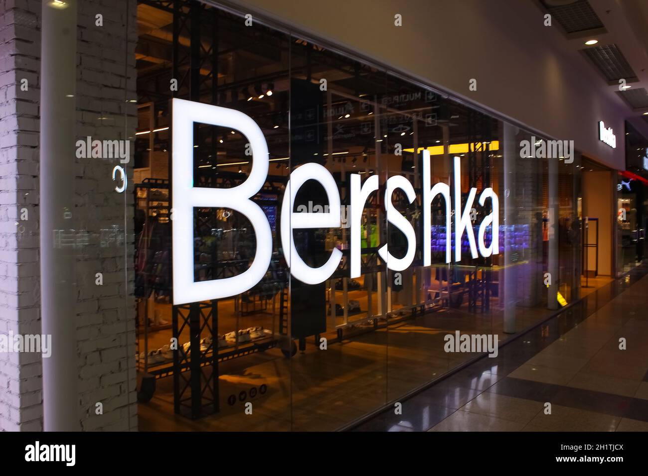 Kiyv, Ukraine - 2. August 2020: Bershka-Laden im Inneren. Bershka ist ein Bekleidungshandelsunternehmen. Es ist Teil der spanischen Inditex-Gruppe Stockfoto