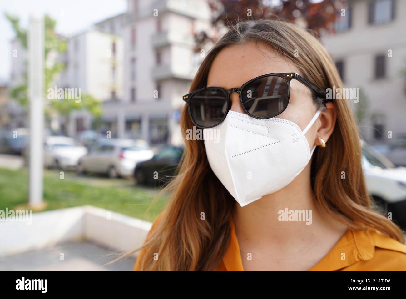 Nahaufnahme der Geschäftsfrau in schützender Gesichtsmaske FFP2 KN95 im Freien Stockfoto
