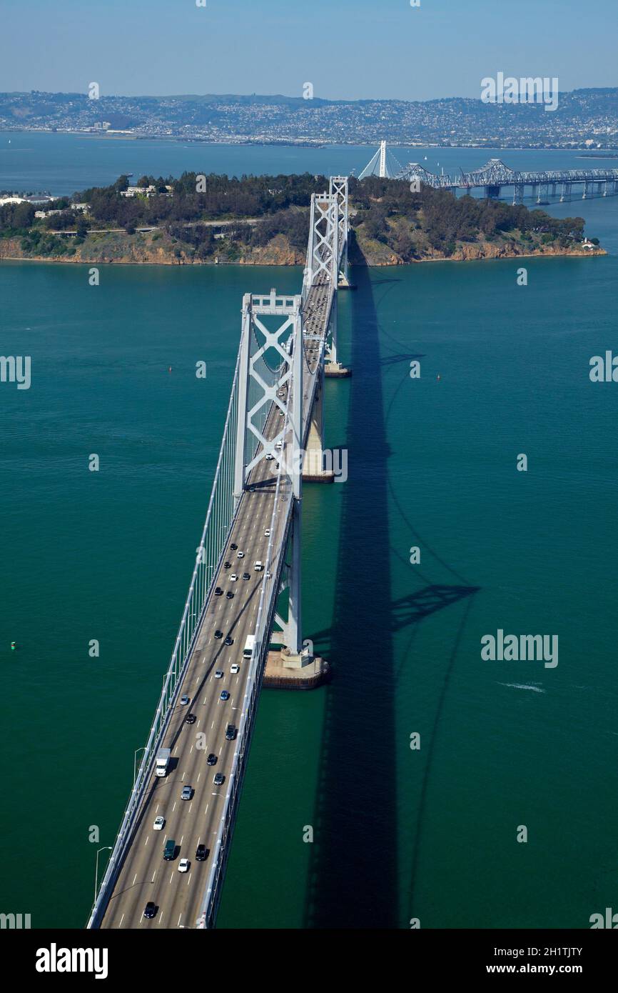 San Francisco-Oakland Bay Bridge, über die San Francisco Bay nach Yerba Buena Island, San Francisco, Kalifornien, USA - Luftaufnahme Stockfoto