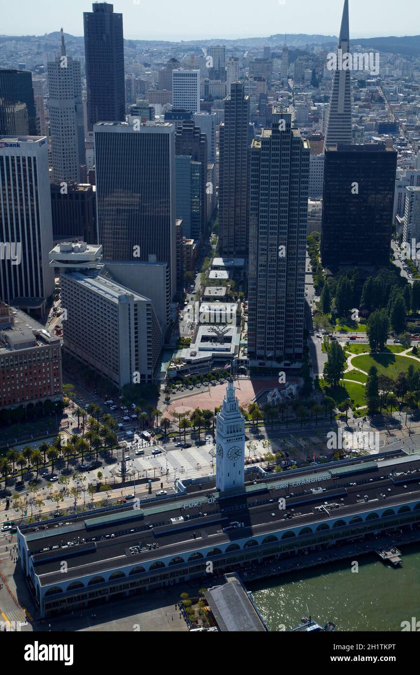Uhrenturm am historischen San Francisco Ferry Building (1898) und moderne Wolkenkratzer, Innenstadt von San Francisco, Kalifornien, USA - Luftaufnahme Stockfoto