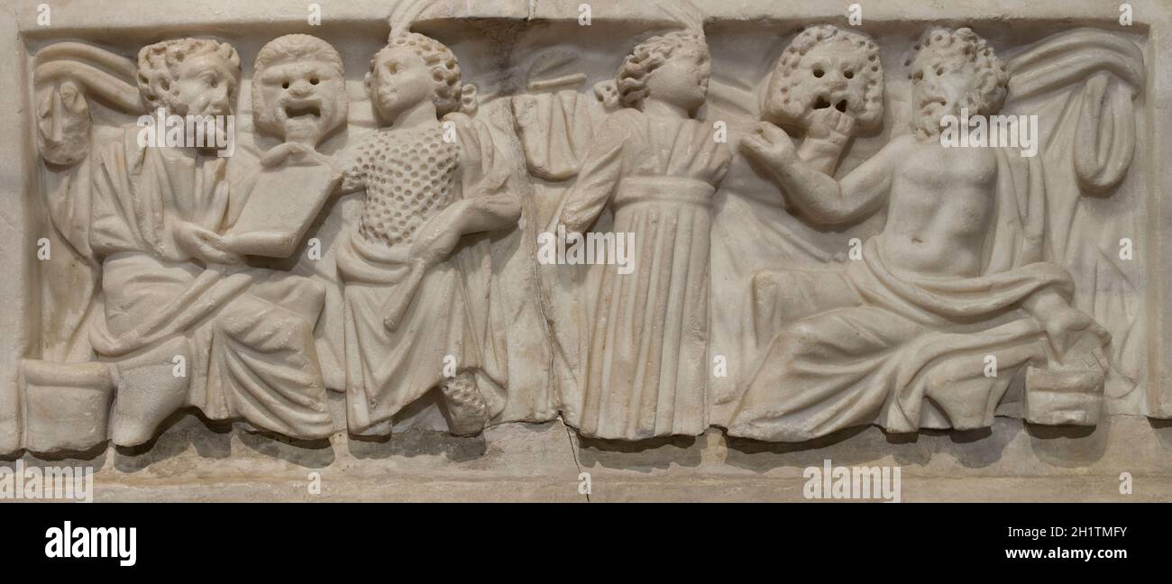 Lissabon, Portugal - 1. März 2020: Sarkophag-Fries, das Philosophen oder Schriftsteller und Musen darstellt. 3. Jahrhundert DC. Chelas, Portugal. National A Stockfoto