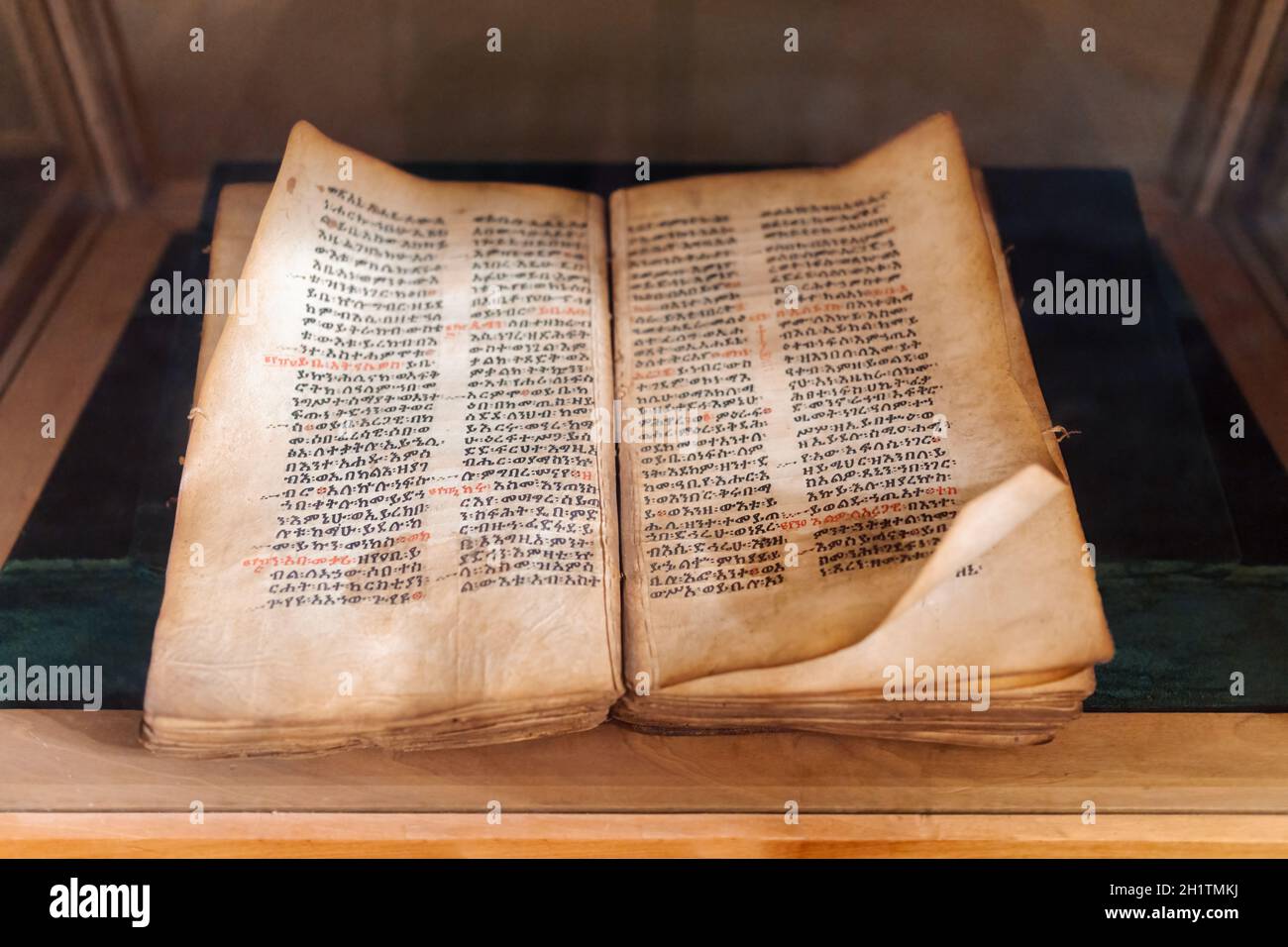 Sehr alte und alte heilige Bibel in amharischer Sprache im UNESCO-Kloster Ura Kidane Mehret, Halbinsel Zeghe, nahe Bahir dar, Amhara Region, Äthiopien Stockfoto