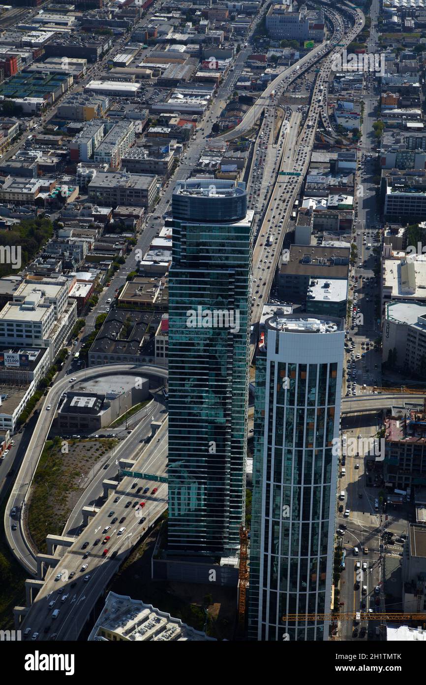 Wolkenkratzer und I-80 Autobahn, Innenstadt von San Francisco, Kalifornien, USA - Luftaufnahme Stockfoto