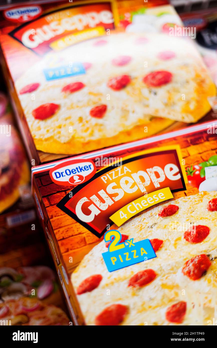 POZNAN, POL - APR 13, 2021: Pizza Guseppe Dr Oetker in einem Supermarkt kommerziellen Kühlschrank Stockfoto