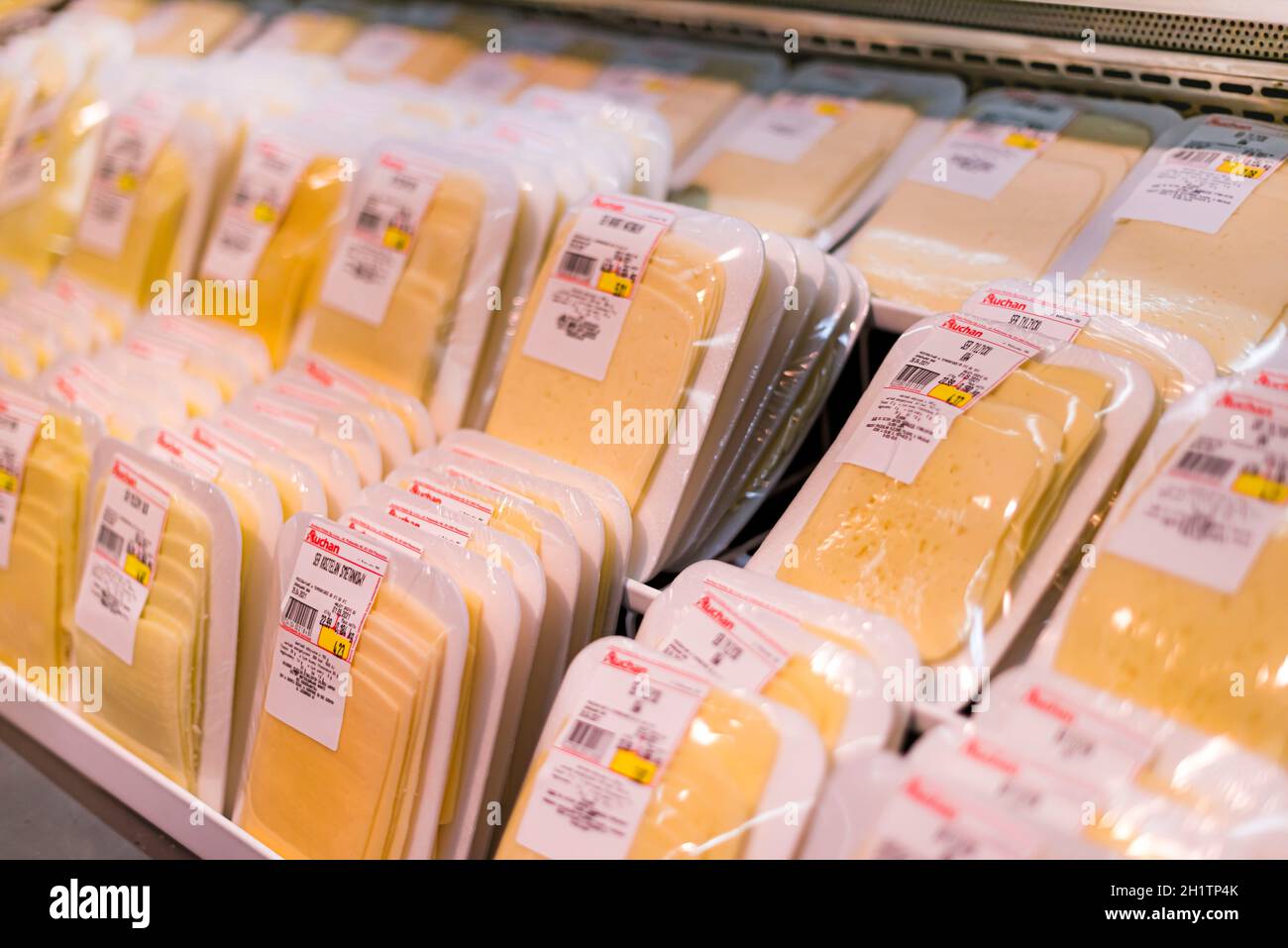 POZNAN, POL - APR 28, 2021: Käse wird in der Milchabteilung eines Supermarkts zum Verkauf angeboten Stockfoto