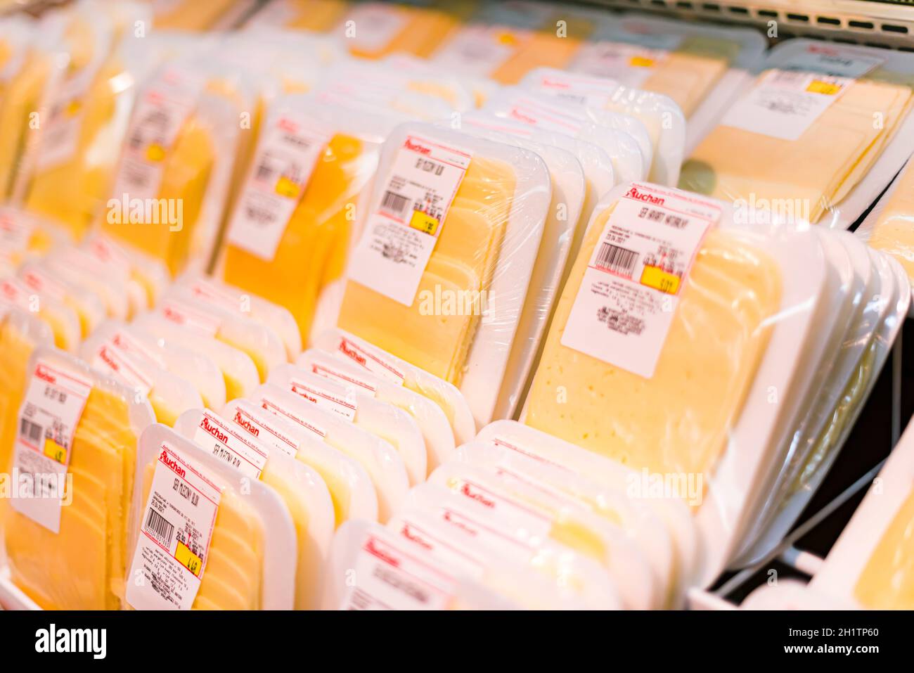 POZNAN, POL - APR 28, 2021: Käse wird in der Milchabteilung eines Supermarkts zum Verkauf angeboten Stockfoto