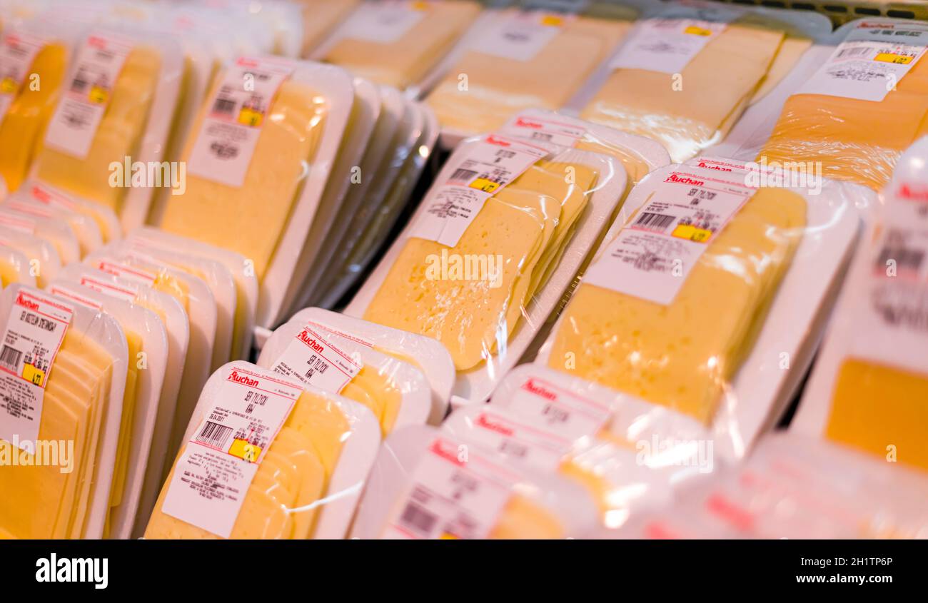 POZNAN, POL - APR 28, 2021: Käse wird in der Milchabteilung eines Supermarkts zum Verkauf angeboten Stockfoto