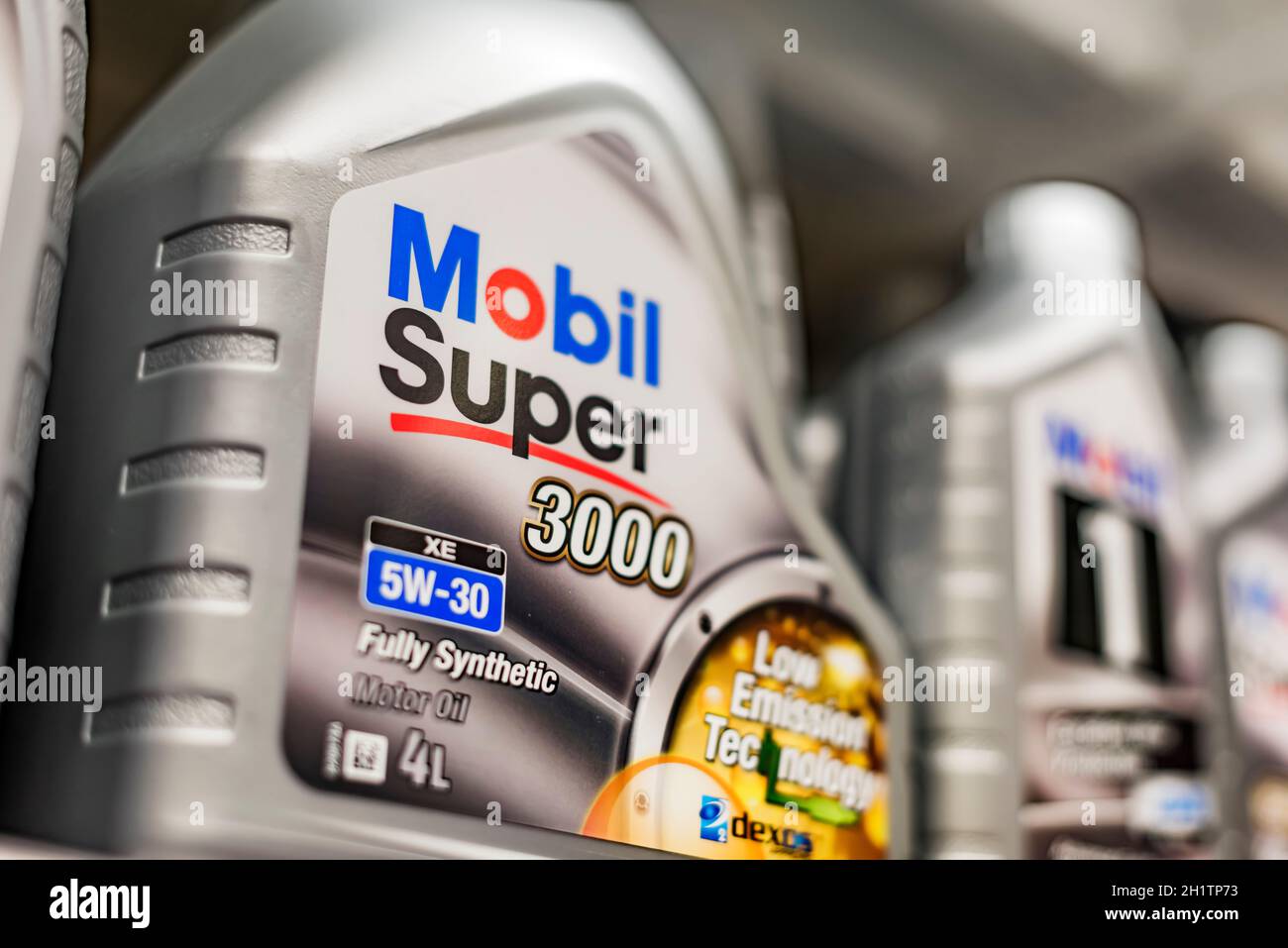 POZNAN, POL - APR 28, 2021: Mobiles Super-Motoröl, das im Laden zum Verkauf angeboten wird Stockfoto