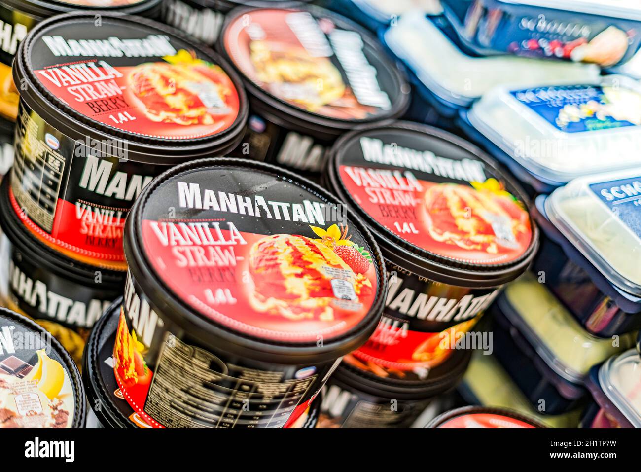 POZNAN, POL - APR 28, 2021: Eiscreme in Manhattan in Aufmachung zum Verkauf in einem handelsüblichen Kühlschrank Stockfoto