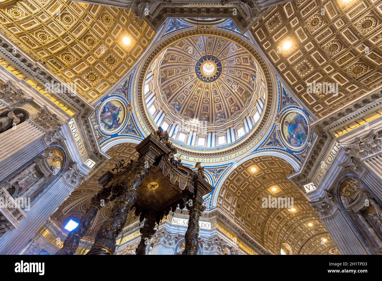 Rom, VATIKAN - 24. August 2018: Innenraum von St. Peter Basilika mit Kuppel detail Stockfoto