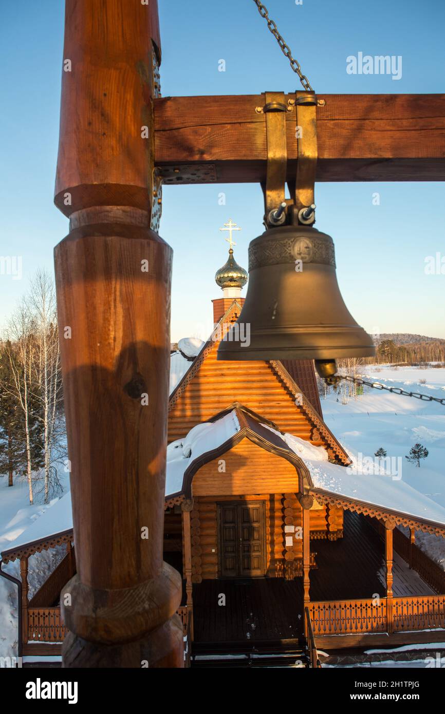 Blick auf die Glocken und die Kuppel einer kleinen ländlichen Kirche im Dorf Uval, Russland-Sibirien. Stockfoto