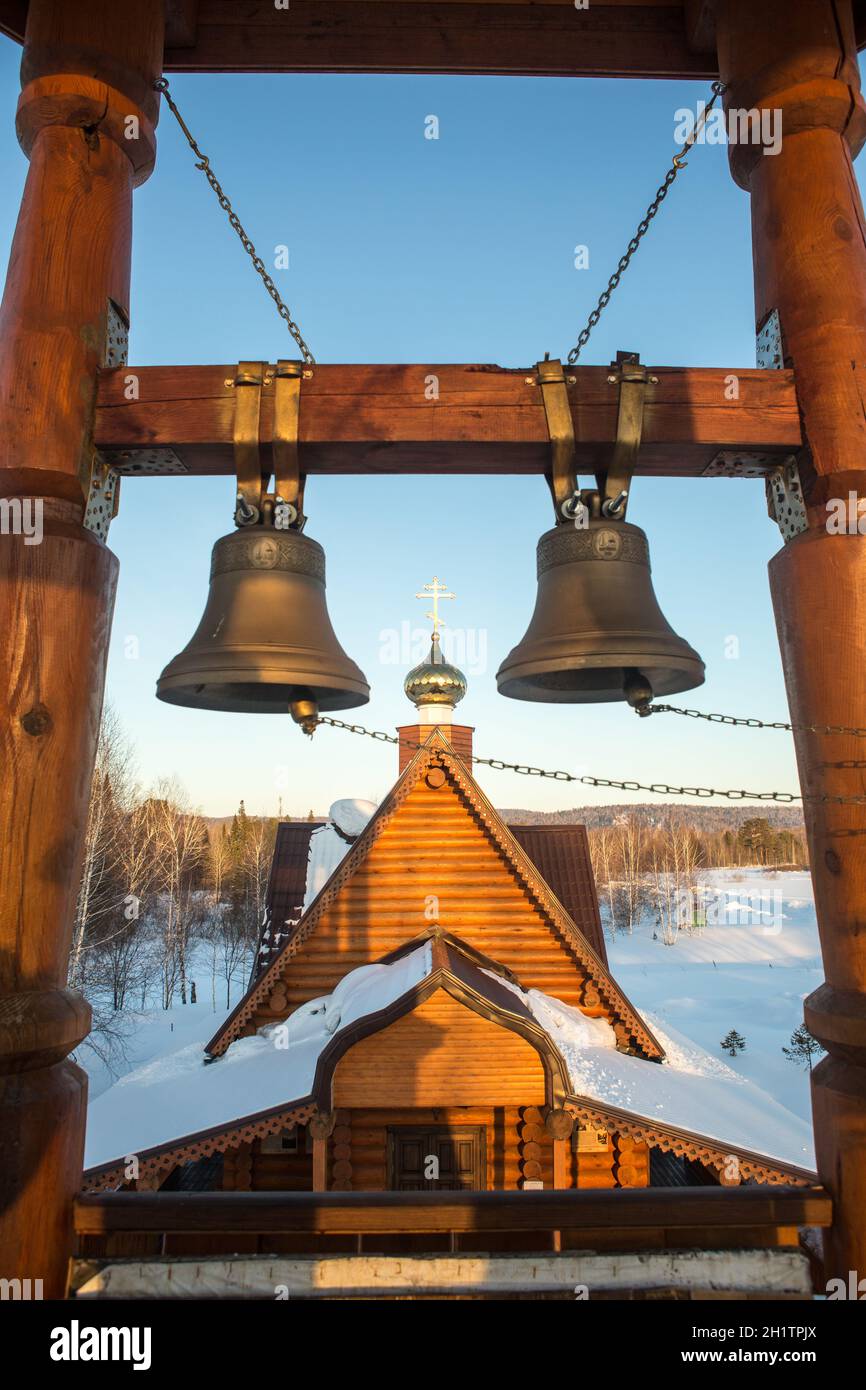 Blick auf die Glocken und die Kuppel einer kleinen ländlichen Kirche im Dorf Uval, Russland-Sibirien. Stockfoto