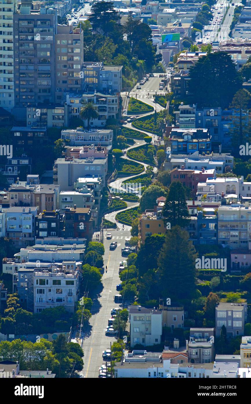 Lombard Street (angeblich die krummste Straße der Welt), Russian Hill, San Francisco, Kalifornien, USA - Luftaufnahme Stockfoto