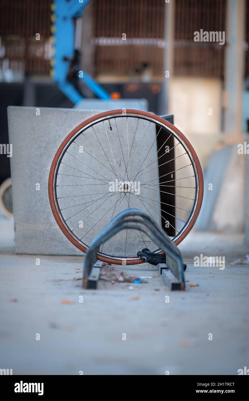Gestohlenes Fahrrad, verkettetes Vorderrad gesperrt. Ein einziges Rad auf der Straße für Diebstahl. Stockfoto