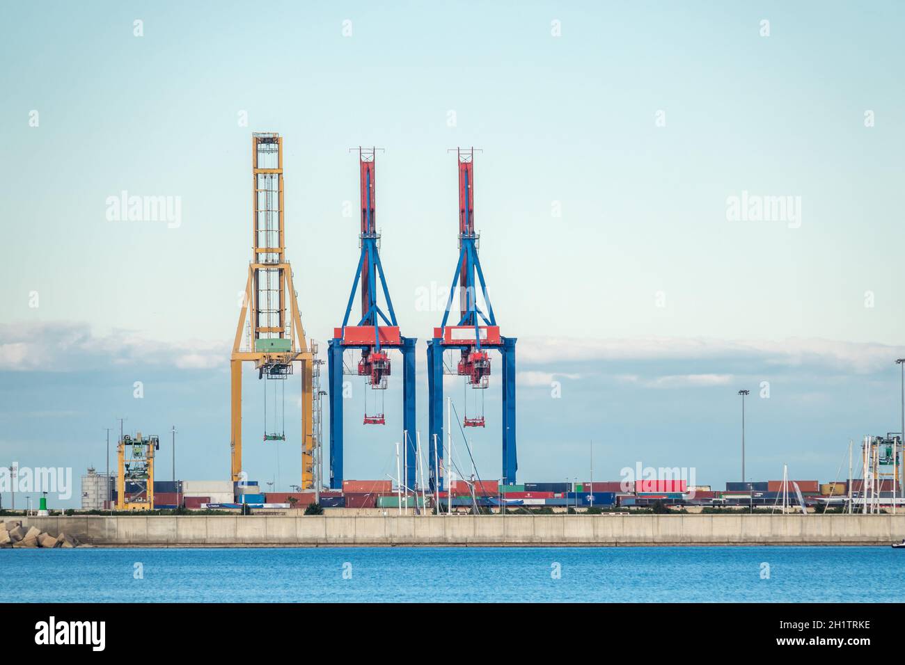 Frachtkrane Hafen Skyline bereit, Container auf Schiffen zu laden Transport und Logistik, Export, Warenverkehr Stockfoto