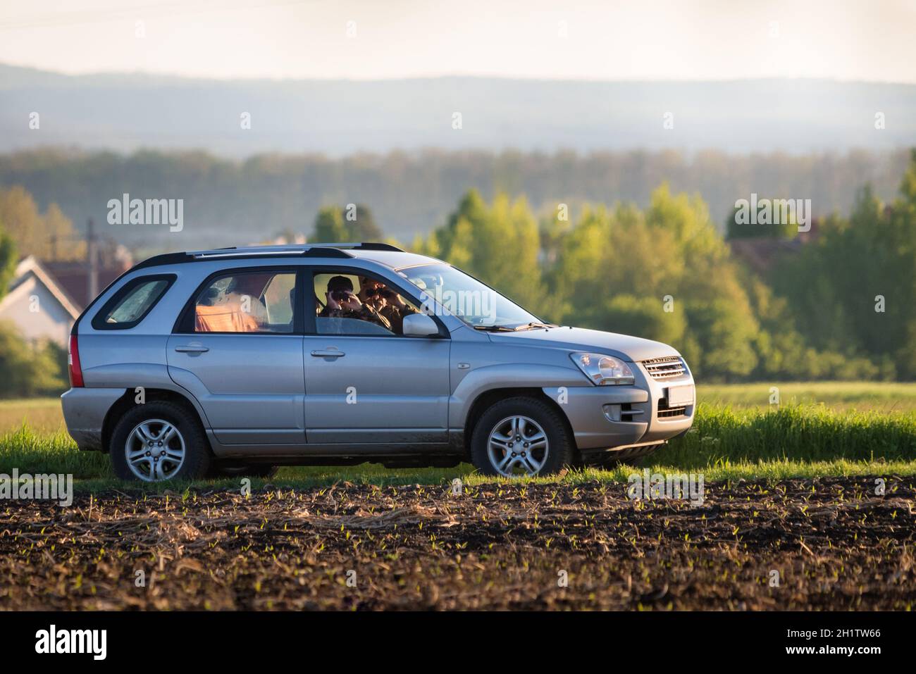 Hunter in einem Auto auf Aussichtsmission mit Brille Stockfoto