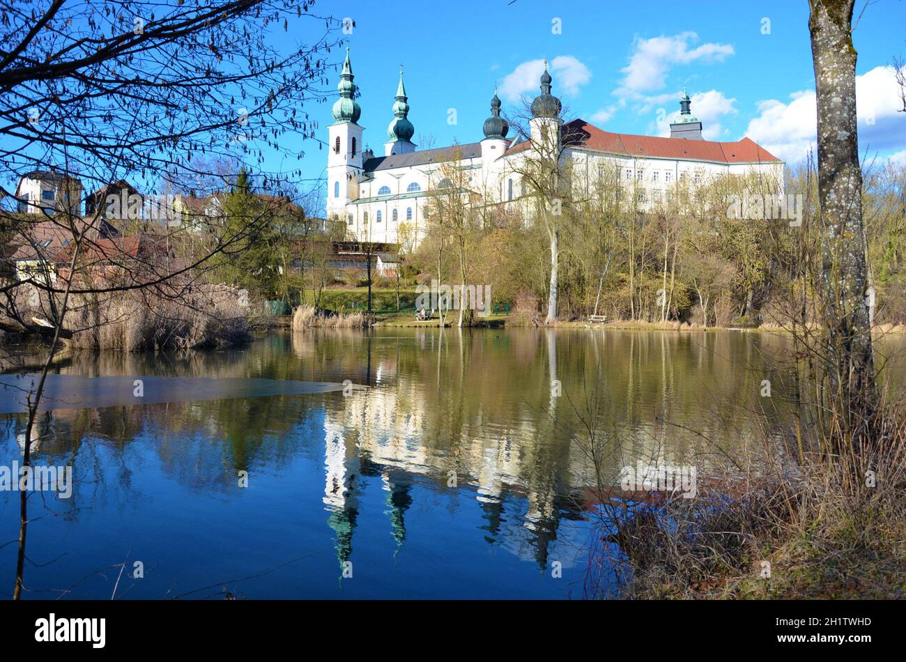 Teich beim Kloster Puchheim im Frühjahr, Österreich, Europa - Teich im Kloster Puchheim im Frühjahr, Österreich, Europa Stockfoto