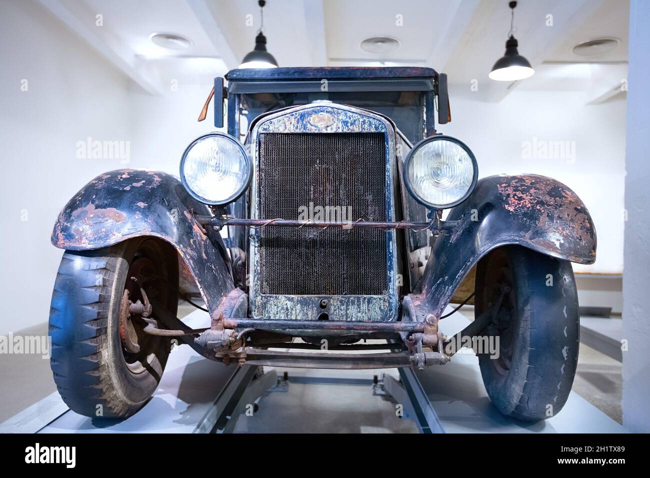 Mlada Boleslav, Tschechische Republik - 3. September 2016: Teilweise restaurierter Skoda 645 (1929) im Skoda-Museum, das sich in ehemaligen Produktionshallen befindet. Auto-Profi Stockfoto