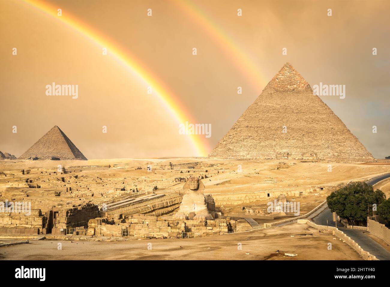 Regenbogen über Peramiden und Sphinx in Gizeh, Ägypten Stockfoto