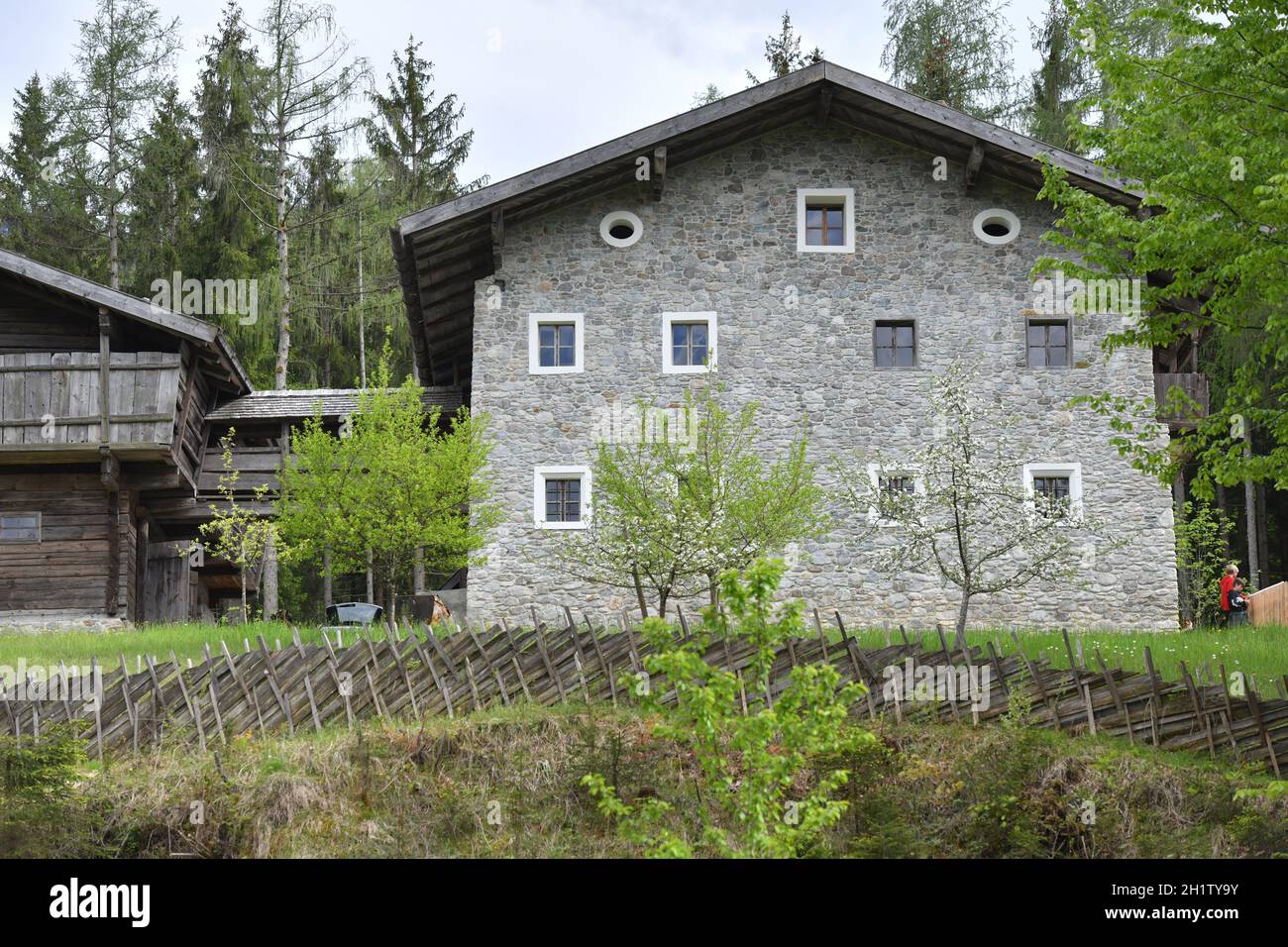 Freilichtmuseum mit alten Bauernhäusern und Gebäuden in Großgmain in Salzburg, Österreich, Europa - Freilichtmuseum mit alten Bauernhäusern und Gebäuden Stockfoto